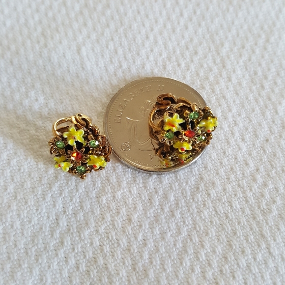 Vintage clip earrings. Gold tone. Flowers. EUC. - Picture 6 of 6